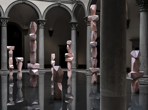 Una nuova installazione nel cortile di Palazzo Strozzi